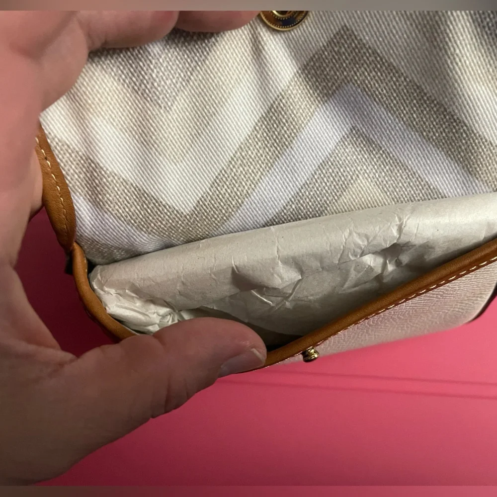 Dooney & Bourke White and Tan Clutch with Gold Accents NEW WITHOUT TAGS. - Picture 5 of 12